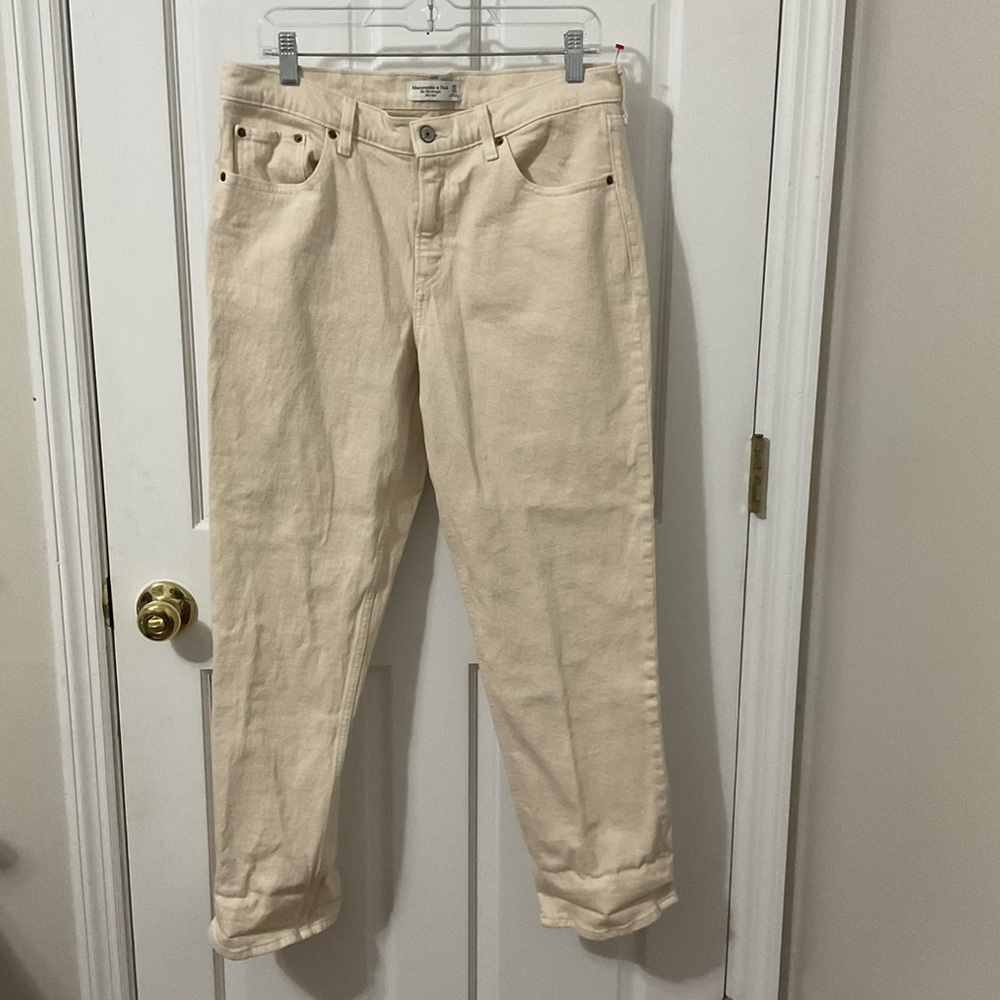A&F The 90s Midrise size 30/10 short excellent Condtion Cream colored